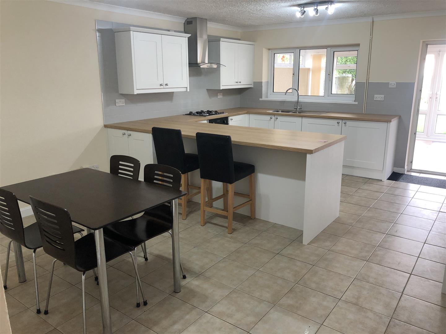 KITCHEN/LIVING ROOM